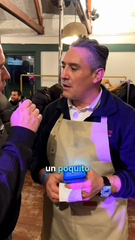 Fernando, garzón, mostrando el sistema en su celular durante el servicio