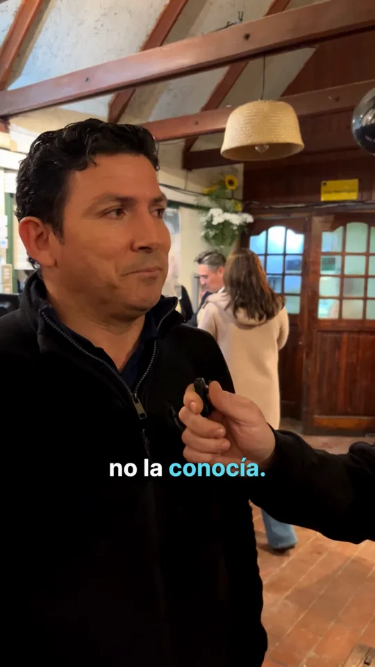 Israel, administrador del Club de Polo, hablando frente a cámara